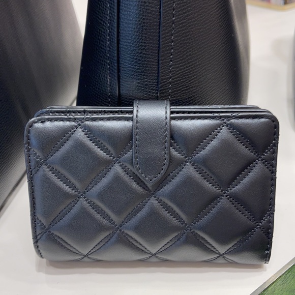 Kate Spade Carey Medium Compartment Bifold Wallet
COLOR: Black
NWT - Picture 11 of 16